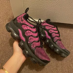 purple nike air vapormax plus